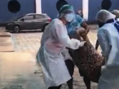 Faltam oxigênio e UTIs em Manaus e Bolsonaro insiste no uso à força da cloroquina