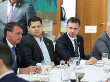 Bolsonaro informa que apoiará o candidato de Alcolumbre à presidência do  Senado