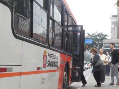 Justiça suspende lei municipal de Bruno Covas que acaba com transporte gratuito a idosos