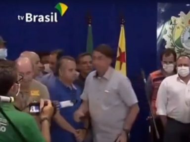 Jornalista que perguntou sobre o caso Flávio é demitido por aliado de Bolsonaro