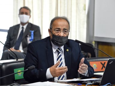 Aras não ofereceu denúncia e senador do dinheiro nas nádegas retorna