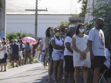 Governadores e prefeitos organizam compra de vacinas para barrar sabotagem de Bolsonaro