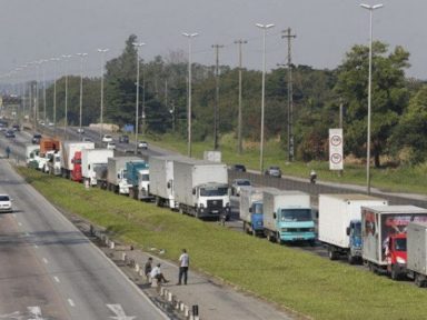 Bolsonaro trai caminhoneiros e despreza reivindicações da categoria