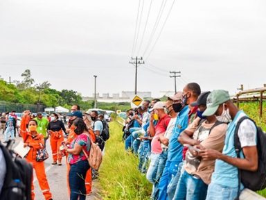 Petroleiros iniciam greve contra privatização de refinaria na Bahia