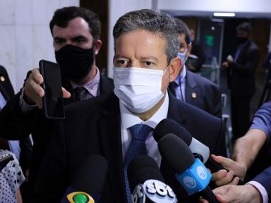 Lira, engolfado pela crise do deputado golpista, não vota a urgentíssima “MP das vacinas”