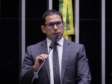 Vice da Câmara rebate Bolsonaro: “o povo não precisa de arma” e sim de vacina