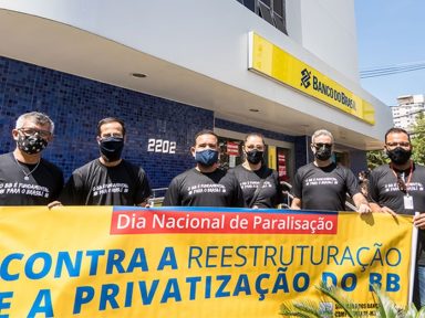 Funcionários paralisam atividades contra demissões no Banco do Brasil