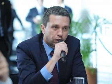 “Tem que ter um freio no olavismo e na extrema-direita”, defende Pinato
