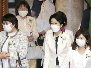 Maior partido japonês autoriza mulheres nas reuniões da cúpula, mas caladas