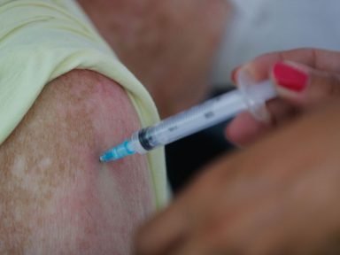 Estados, municípios e setor privado podem comprar vacinas contra Covid-19, aprova Senado