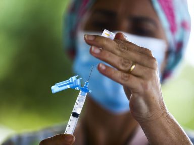 Câmara pode votar hoje MP que facilita compra de vacinas