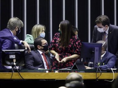 Câmara inicia discussão mas não conclui votação da PEC da imunidade parlamentar