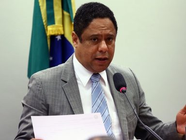 “O país deve barrar essa usina de fake news que é Bolsonaro”, diz Orlando Silva
