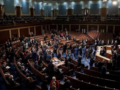 Pacote emergencial de US$ 1,9 tri de Biden é aprovado em primeira votação