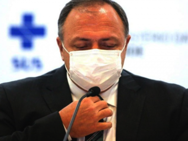 De saída, Pazuello inventa 500 mi de doses de vacinas e diz não ter nada a ver com Manaus