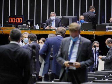 Projeto de incentivo ao setor de eventos aprovado sob chilique de Lira contra DEM