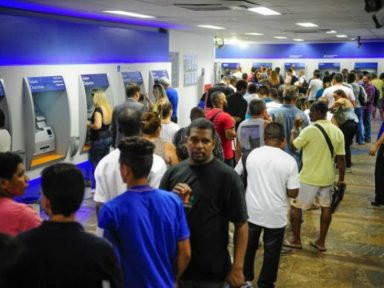 Bolsonaro envia MP do auxílio pífio ao Congresso e deixa 22,6 mi sem o benefício