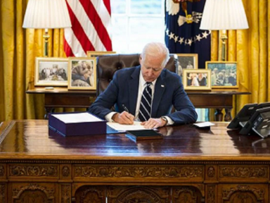 Plano emergencial de US$ 1,9 trilhão é assinado por Biden