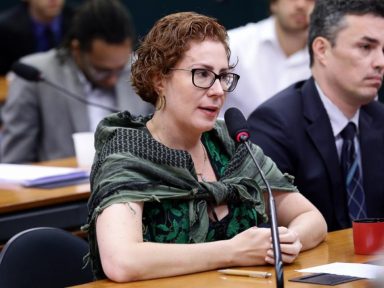Extremista-bolsonarista Carla Zambelli é eleita presidente da Comissão de Meio Ambiente da Câmara