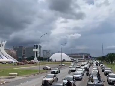 Policiais fazem carreata em Brasília contra arrocho de Bolsonaro aos serviços públicos