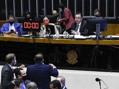 Congresso segue Bolsonaro e permite anistia de R$ 1 bi das dívidas das igrejas