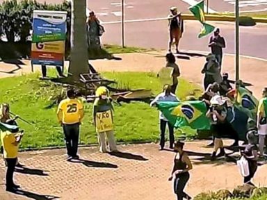 Seguidores de Bolsonaro batem continência para caixa de cloroquina no RS