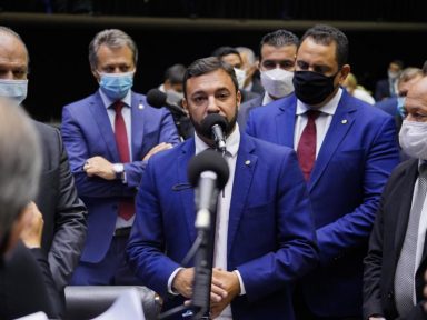 Câmara aprova texto-base da “PEC do arrocho” em 1º turno