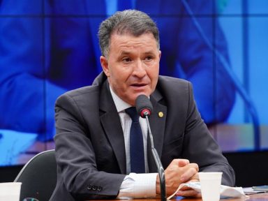 Relator da Reforma Administrativa na CCJ ofende servidor e agride o serviço público