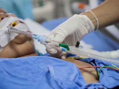 Secretarias de Saúde alertam sobre falta de medicamentos para intubação