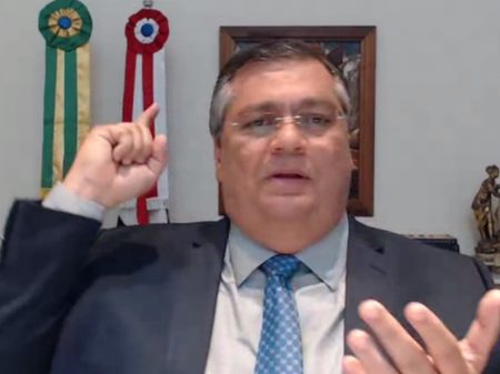 Dino afirma que Bolsonaro ofende “as mães e as famílias das vítimas da Covid”