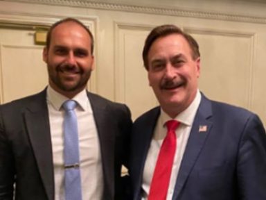Jornalistas afirmam que filho de Bolsonaro esteve na preparação da tentativa de golpe trumpista