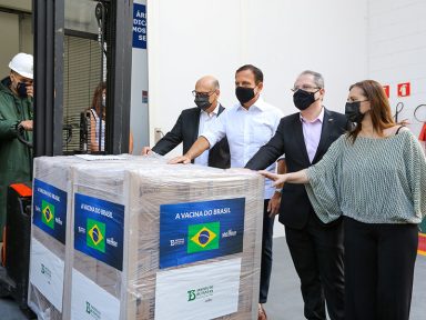 São Paulo anuncia vacinação de policiais, bombeiros e professores a partir de abril