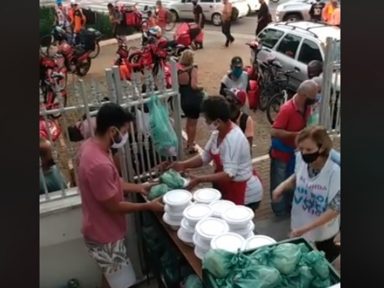 Sem direitos e sem descanso, entregadores de aplicativos fazem fila por marmitas em SP