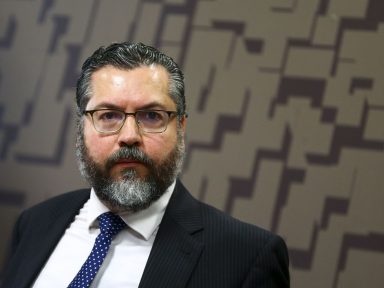 Prefeitos exigem demissão de Ernesto Araújo por “trapalhadas e atitudes destrutivas”