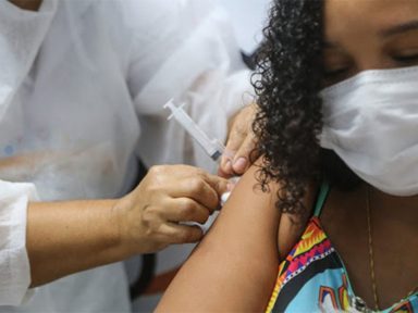 Salvador interrompe novamente a vacinação por falta de imunizantes