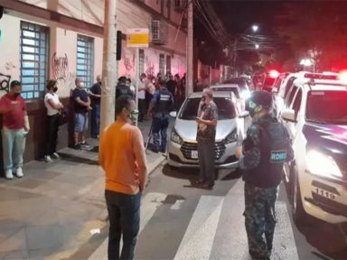 Familiares enfrentam fila em cartório de Porto Alegre para registrar óbitos de vítimas da Covid-19