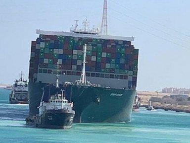 Após seis dias encalhado, cargueiro volta a flutuar e libera Canal de Suez à navegação