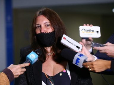 Bolsonarista Bia Kicis é eleita presidente da CCJ da Câmara