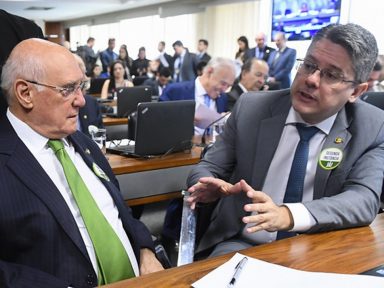 Senadores Lasier Martins e Alessandro Vieira são internados com Covid-19