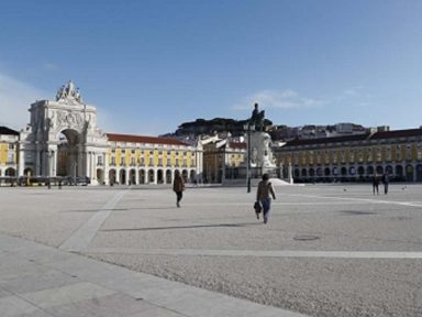 Portugal inicia flexibilização após superar descontrole da Covid