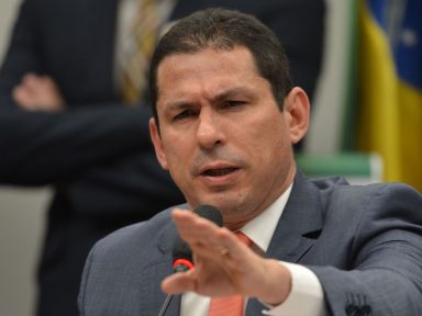 Vice da Câmara propõe punição ao ministro da Saúde se não cumprir plano e não vacinar o país