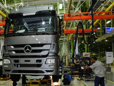 Mercedes-Benz também para produção