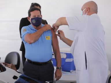 Mourão é vacinado contra Covid-19: “fiz minha parte como cidadão consciente”
