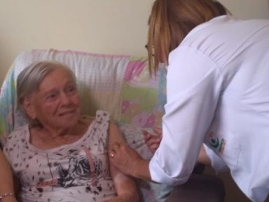 Mãe de Bolsonaro recebe a segunda dose da vacina CoronaVac