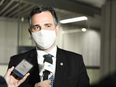Presidente do Senado sofre ataques virtuais das milícias de Bolsonaro por criticar Araújo