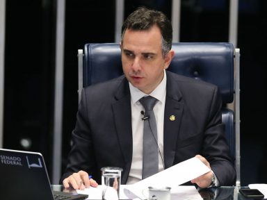 Pacheco, governadores e prefeitos cobram demissão, mas Bolsonaro elogia Ernesto Araújo