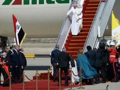 Papa chega a Bagdá e pede que “cessem os interesses externos” sobre o Iraque