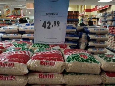 Inflação dos alimentos sobe 15% e auxílio cai