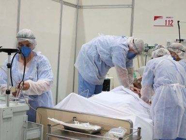 Familiares de profissionais de saúde que morrerem no combate à pandemia serão indenizados