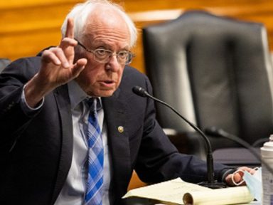 Senador Sanders exige apoio à quebra de patentes para acelerar produção de vacinas